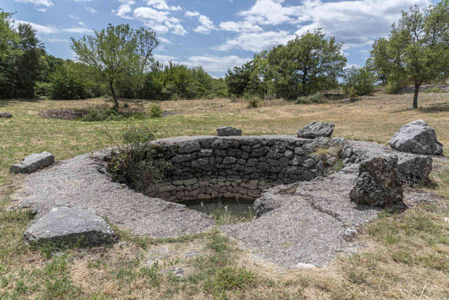 Croacia - Cista Velika - pozos de agua 02.jpg